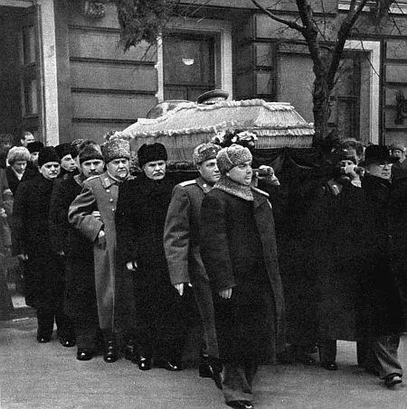 Вынос гроба с телом ИВ Сталина из Дома союзов В итоге победила вторая точка - фото 34