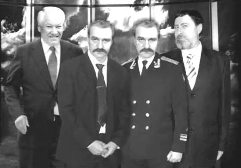 Б Ельцин Р Арбитман и братья А и А Руцкие Кремль Январь 1993 года - фото 3