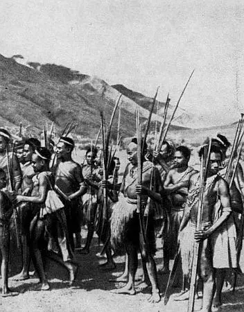 Группа коренных жителей в традиционных костюмах Первые миссионеры посланные - фото 7
