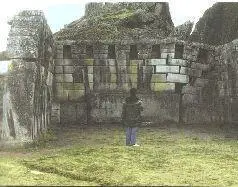 Подковообразный главный храм МачуПикчу Здесь отчетливо прослеживается разница - фото 112