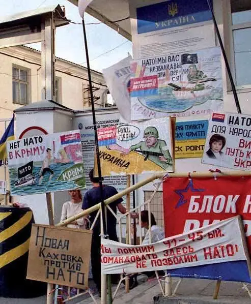 Крым Феодосия 6 июня Возле ворот Феодосийского порта продолжается - фото 21