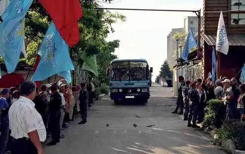 Феодосия 12 июня Автобус с последней группой американских военных покидает - фото 23
