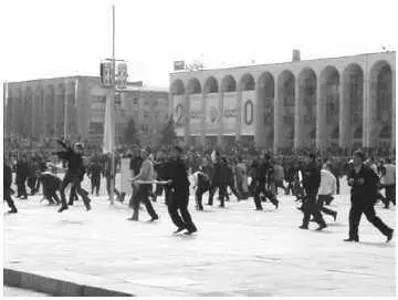 Бишкек 24 марта 2005 года Центральная площадь Но голубые занимали площадь - фото 6