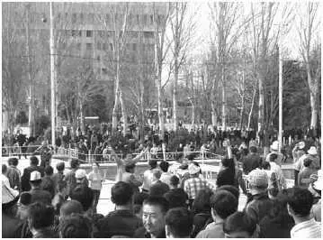 Бишкек 24 марта 2005 года Центральная площадь Дом правительства К площади - фото 7