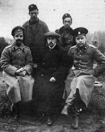 Игорь Сикорский в центре со своими помощниками во время первой мировой войны - фото 25