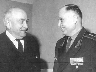 Начальник ЦШПД П К Пономаренко слева и его заместитель С С Бельченко в - фото 53