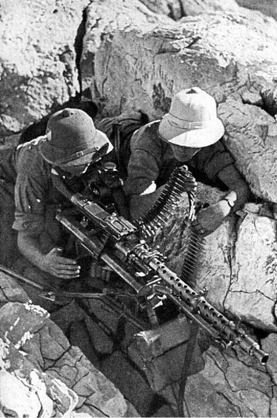 Впервые принятый на вооружение в 1936 г MG34 был первым в мире пулеметом - фото 8