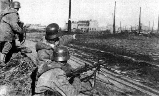 Немецкий пулемет MG42 принимает участие в боевых действиях в России в 1943 г - фото 9