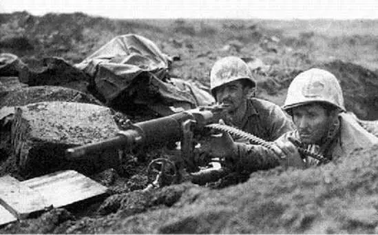 Морские пехотинцы США на острове Иводзима в 1944 г стреляют из трофейного - фото 11