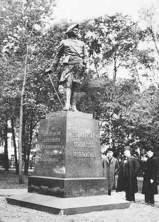 Памятник Петру I на Кирочной улице На постаменте надпись Державному - фото 48