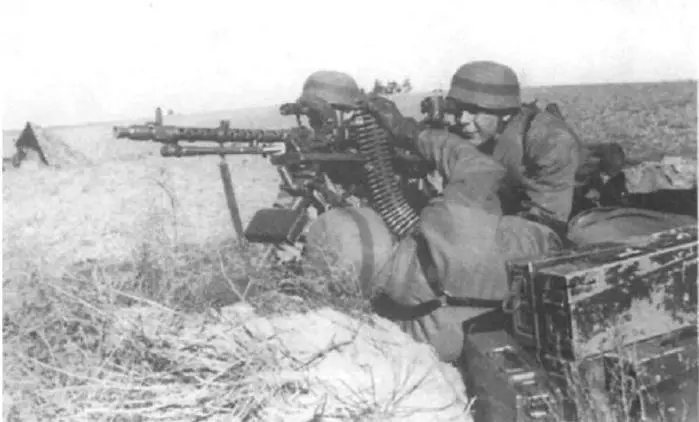 Парашютисты из расчета станкового пулемета MG34 на учениях Обратите внимание - фото 3