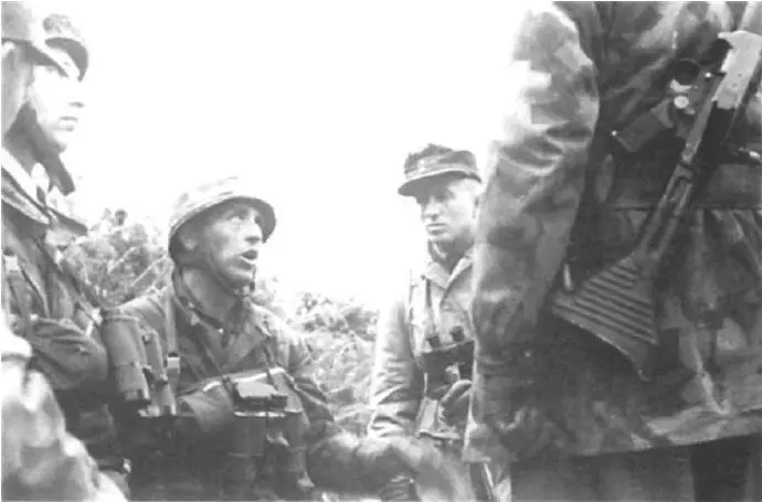 Интересная фотография группы парашютистов сделанная в 1944 г У егерей слева и - фото 21