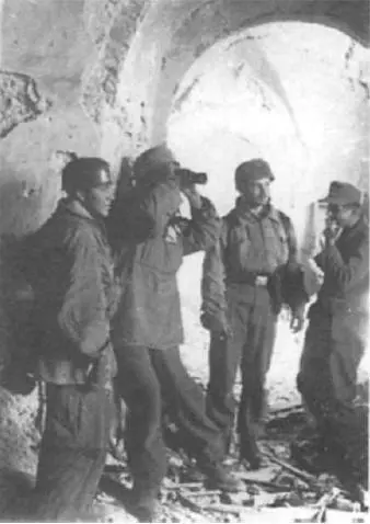 В развалинах Кассино 1944 г Двое парашютистов слева одеты в армейское - фото 24