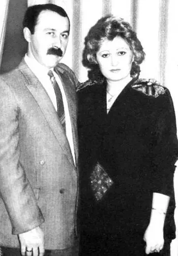 Валерий и Бэлла Газзаевы 1979 г В кругу семьи За любимым занятием - фото 5