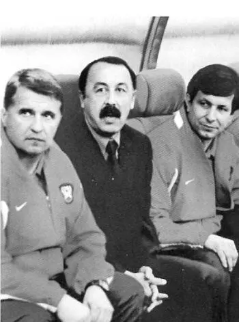 С верными соратниками Николаем Латышем слева и Александром Стельмахом С - фото 23