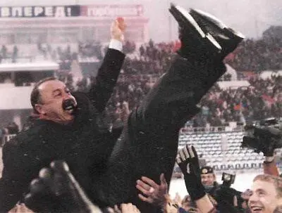 ЦСКА чемпион 2003 г Президент РФС Виталий Мутко слева и президент МФК - фото 27