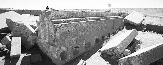 Масса этой балки весьма сложной формы 300 тонн Окрестности Тиахуанако - фото 106