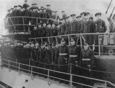 Команда U869 после приемки 26 января 1944 года Трое офицеров стоят в - фото 17