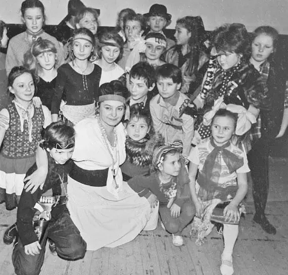 Я в роли атамамши с моими любимыми разбойниками юными артистами театра - фото 33