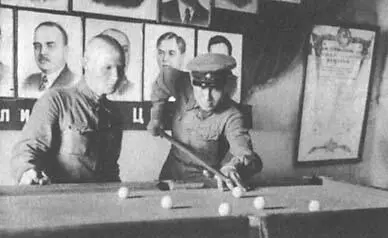 В ленинской комнате Шишкин Н К слева Ханко 1940 год Расчет орудия - фото 36