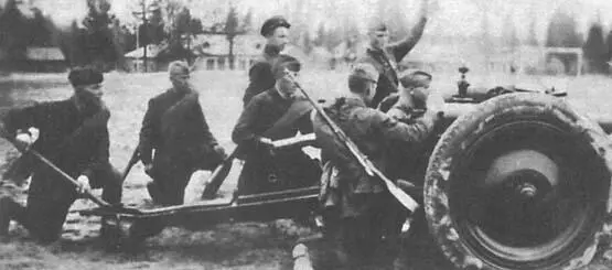 Расчет орудия Шишкина Н К Стоят политрук батареи и Шишкин НК Сидят слева - фото 37