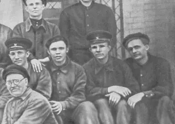 Учащиеся Люберецкого ремесленного училища в литейном цехе Юрий Гагарин - фото 6