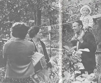 На даче в Клязьме 1960 г На отдыхе Юрий Гагарин его жена Валентина и - фото 13