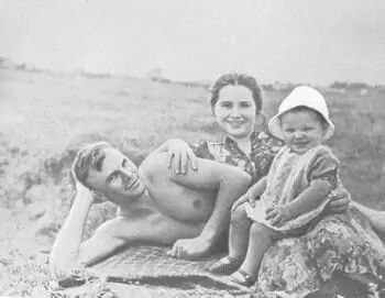 Юрий Гагарин его жена Валентина и дочь Леночка Юрий Гагарин с дочкой Леной - фото 15