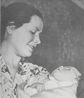 Валентина Гагарина с дочкой Галей 1961 г Ю А Гагарин с родителями идет - фото 20
