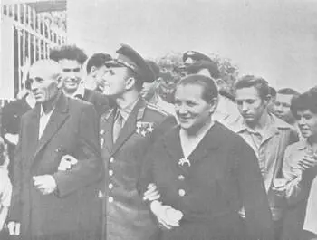 Ю А Гагарин с родителями идет на митинг в городской парк Гжатск 1961 г - фото 21
