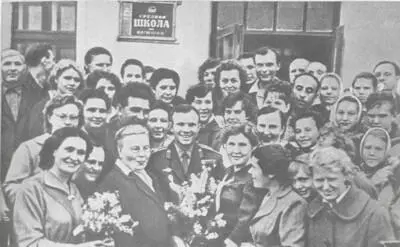 Среди преподавателей и учащихся родной школы Гжатск Летом 1961 г У матери - фото 24