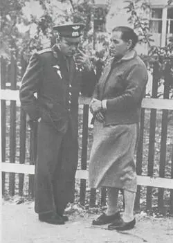 У матери Ю А Гагарин с племянницей Людой Гжатск 1961 г Ю А Гагарин - фото 25