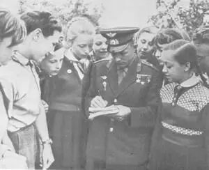 Ю А Гагарин среди пионеров Гжатска 1961 г Ю А Гагарин и смоленский - фото 27