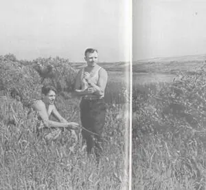 На берегу Гжати Юрий и Борис Гагарины 1961 г На рыбалке 1961 г Одно - фото 29