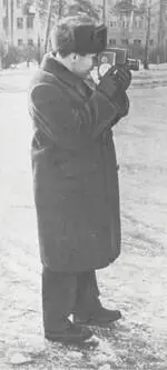 Одно из увлечений космонавта кинокамера 1962 г Ю А Гагарин с дочкой - фото 31
