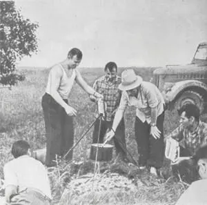 На рыбалке 1961 г Одно из увлечений космонавта кинокамера 1962 г Ю - фото 30