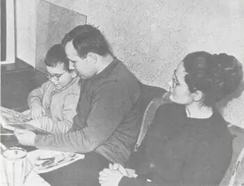Ю А Гагарин и В И Гагарина в гостях у родственников Рядом с космонавтом - фото 39