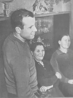 В гостях у теток Юрий Алексеевич Гагарин Ольга Тимофеевна Матвеева и Мария - фото 42