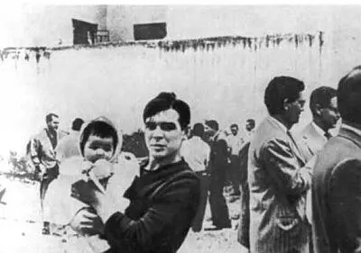 С дочерью в тюремном дворе в городе Мехико 1956 год Здесь родилась свобода - фото 14