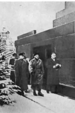 У Мавзолея Ленина На Красной площади 1960 год В Москве среди советских - фото 56