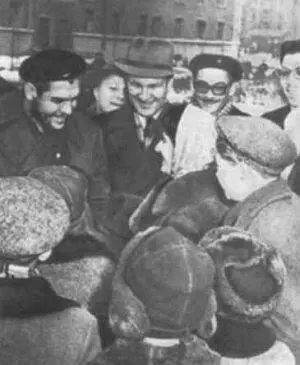 В Москве среди советских людей 1960 год В Ленинграде на крейсере Аврора - фото 58