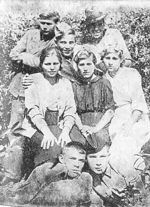 Любовь Шевцова средний ряд 1я слева с друзьями Чекисты управления - фото 14