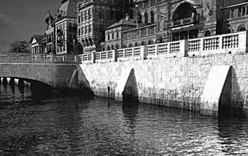 Набережная в Сараево Ктото из группы сопровождения приказал водителю - фото 46