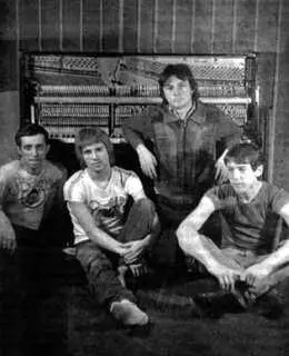 Зоопарк 1983 Андрей Данилов барабаны Александр Храбунов лидергитара - фото 190