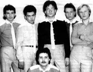 Легендарный ВИА Лейся песня второй справа Валерий Кипелов В основу - фото 233