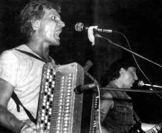 Олег Скрипка и Юра Здоренко 1988 год ВВ первыми на Украине использовали - фото 366