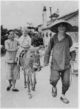 С китайской няней на Желтом море 1957 г Летом в Китае хорошо сидеть на - фото 17