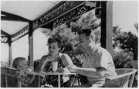 Летом в Китае хорошо сидеть на веранде 1957 г Первые пять лет жизни Люба - фото 18