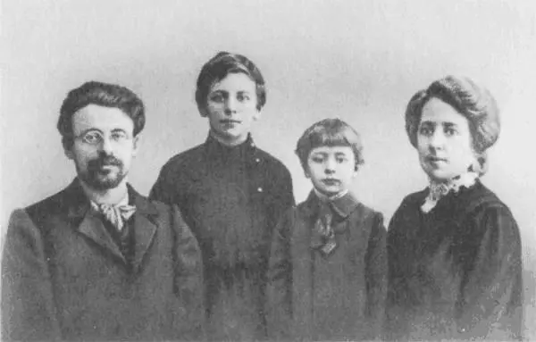 Семья Е Л Шварца 1906 г Майкоп Справа от Е Л Шварца его брат Валентин Е Л - фото 3