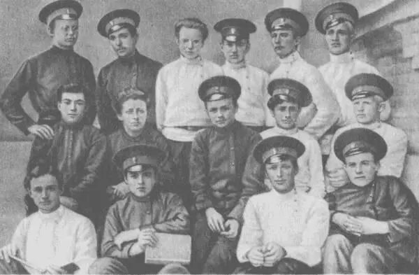 Класс реального училища 1912 г Майкоп Е Л Шварц второй слева во втором - фото 10